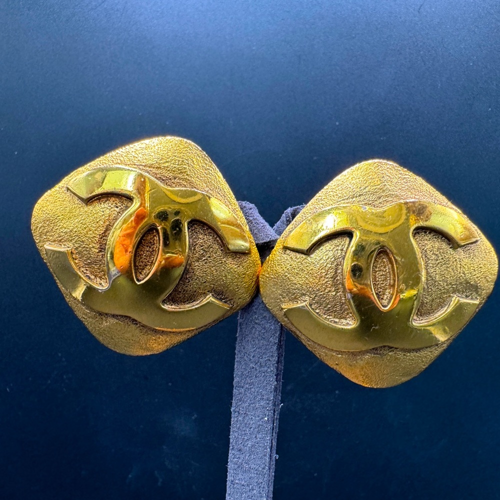 LOT 1613 24K gold plated CHANEL vintage clip on earrings - Picture 1 of 11